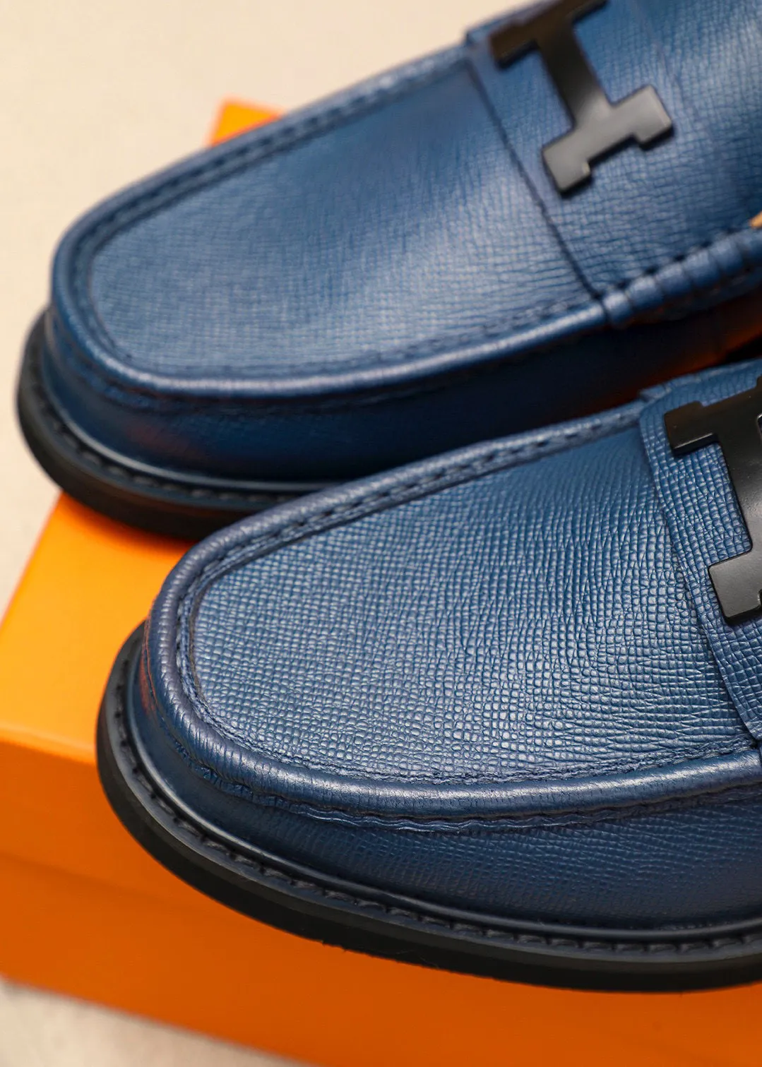 Men's shoes 💰460 💐 Product trademark: HERMES "Hermès" casual leather shoes Regular size: 39-44 (38.45🉑️customized) Product materials: Selected imported first-layer cross-grain cowhide upper + luxury hardware buckle, imported water-dyed cowhide lining. Strong three-dimensional visual effect, non-slip and wear-resistant rubber outsole Color: 4⃣️colors available